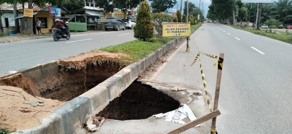 Jalan Nasional Aceh Tamiang Rusak Akibat Galian Telkomsel, BPJN dan Pemda Disorot