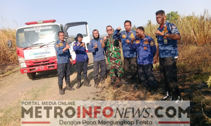 Babinsa Serka Samang Bersama Damkar Padamkan Kebakaran Lahan Tebu PTPN di Polsel.
