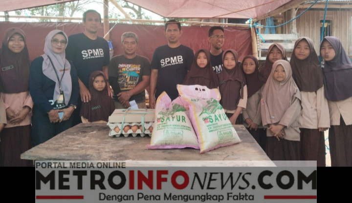 UPT SD 183 Inpres Kampung Parang Salurkan Bantuan kepada Korban Kebakaran di Desa Cikoang.